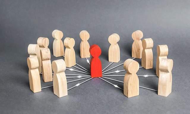 社交媒体上的意见领袖如何影响传统媒体