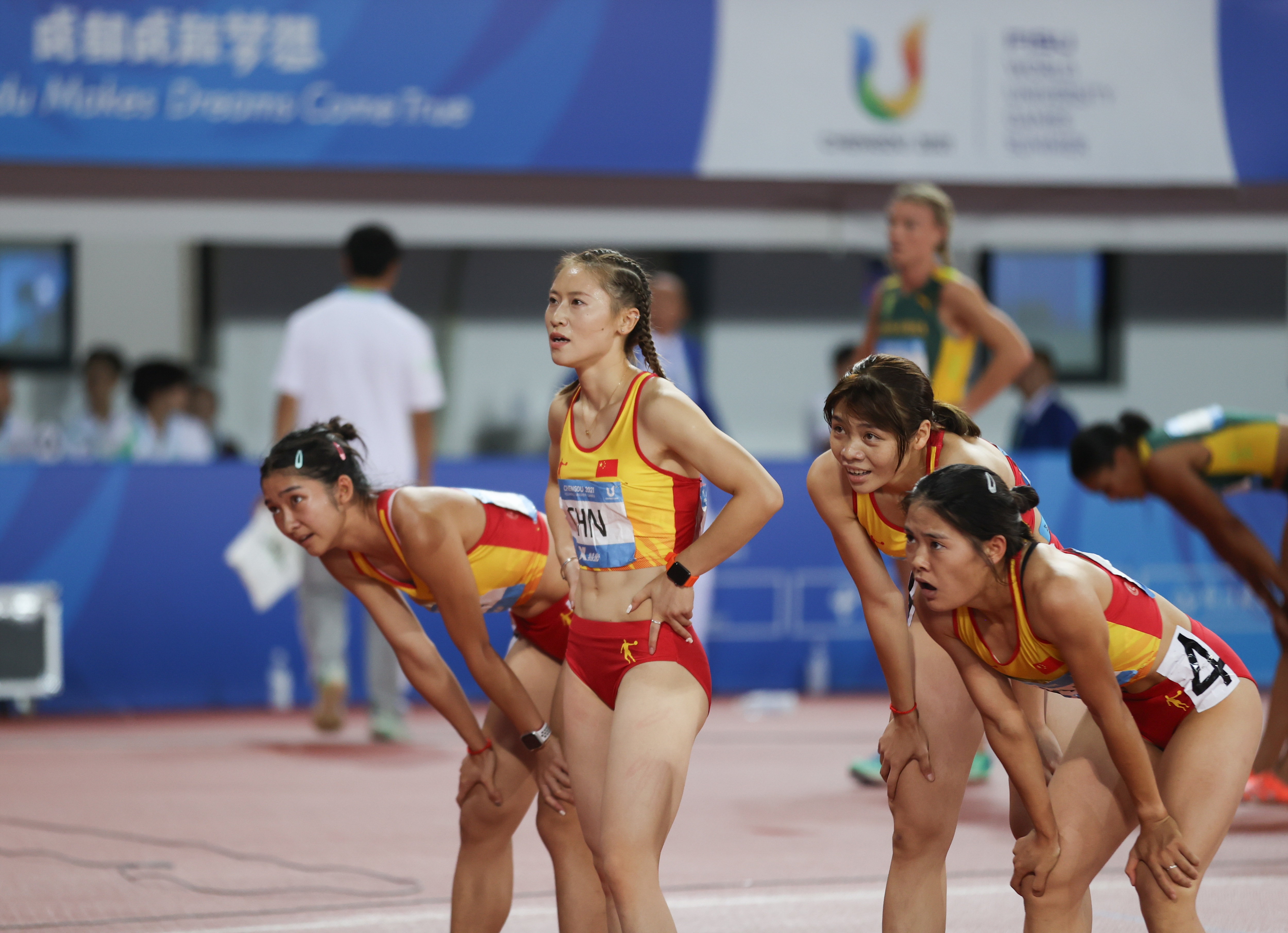 美国田径女子百米接力团体夺冠